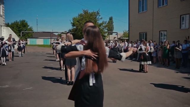 В школах Донецка прошли последние звонки смотреть онлайн