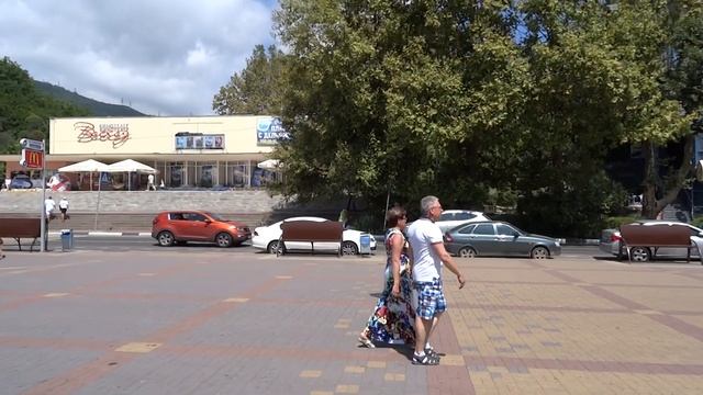 Развлечения днем на площади у кинотеатра "Восход" в Лазаревском, Сочи. 1 августа 2016 смотреть онлайн