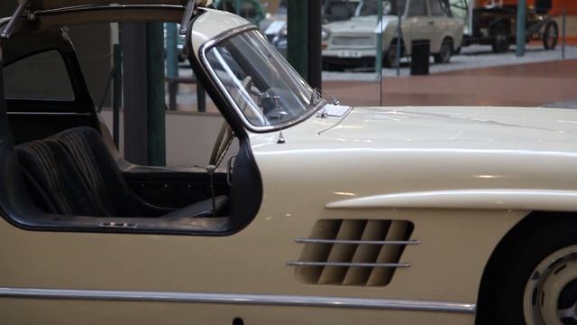 Репортаж из музея автомобилей в Мюлуз (Франция) смотреть онлайн