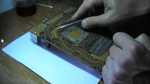 Как выпаять конденсаторы из компьютерной платы. смотреть онлайн