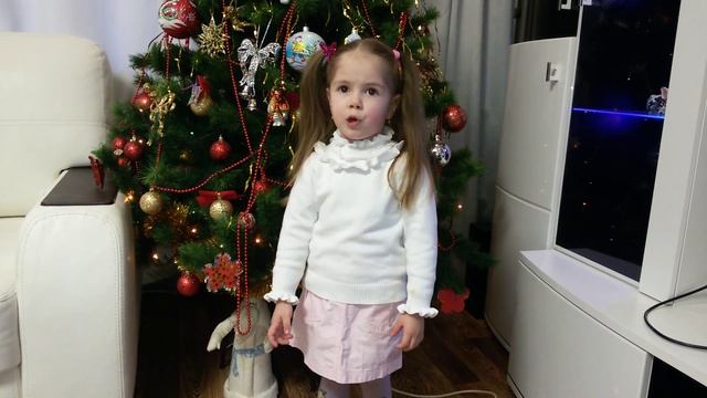 Стихи под елочкой. Несколько новогодних стихов выразительно рассказывает Настя - 3 года. смотреть онлайн