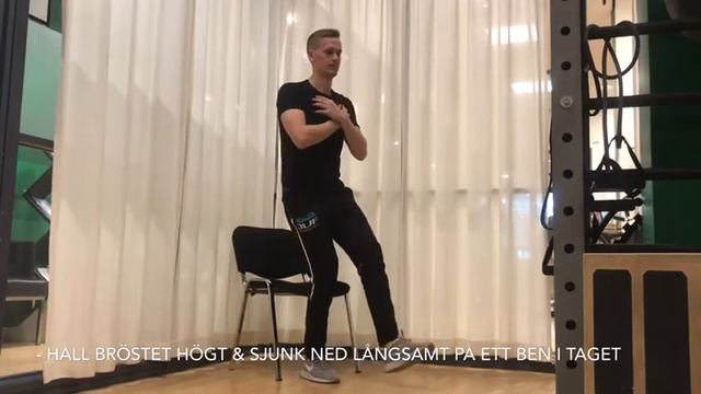 Fysioterapeut Erik på Adolf Fredriks Fysiocenter visar excentriska enbensböj. смотреть онлайн