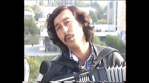 АСЫЛБЕК ӨЗҮБЕКОВ БУЛ ЫРДЫ ӨЗҮ ДА ИЗДЕП ЖУРОТ. ЭСТЕН КЕТКИС ЭСКИ ЫРЛАР