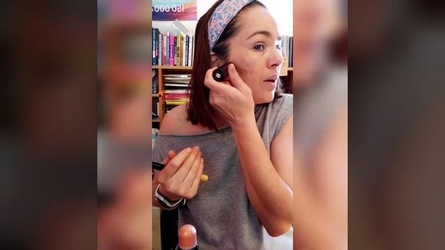 бронзер в стике и корректирующая база под макияж в деле смотреть онлайн