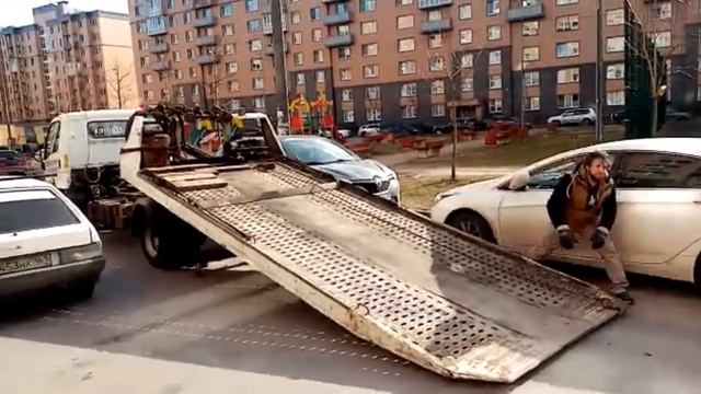 Человек в Колпино упал с эвакуатора! смотреть онлайн