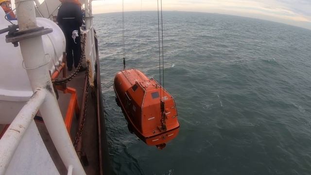 Спуск и подъем спасательной шлюпки смотреть онлайн