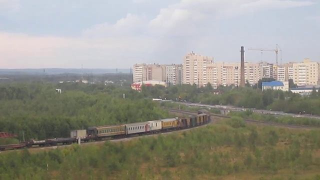 "Манёвры в поездном режиме" Тепловоз 2ТЭ10УТ-0092 с рабочим составом заезжает за маршрутный светофо смотреть онлайн