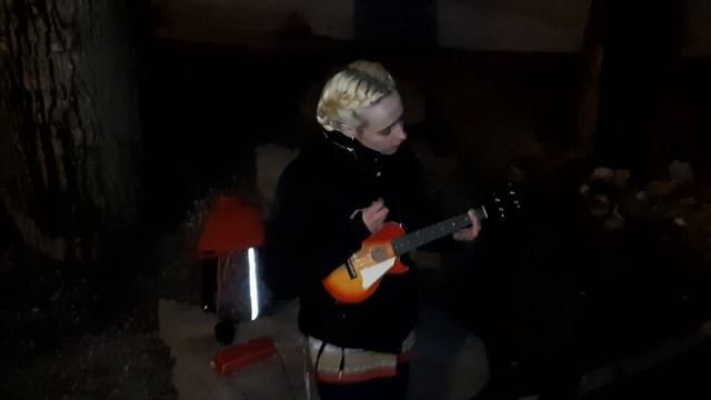 Девушка музыкант красиво поет в парке. смотреть онлайн