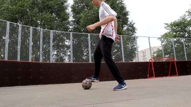 LIICHT MOVE / ОБУЧЕНИЕ ПОЛЕЗНОМУ ФИНТУ ДЛЯ УЛИЧНОГО ФУТБОЛА И ИГРЫ В ПАННУ смотреть онлайн