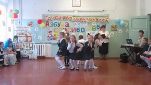 Учат в школе танец