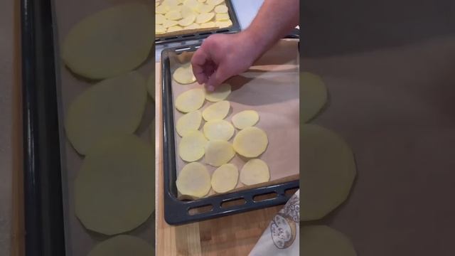 Домашние чипсы! Очень вкусно и просто!#shorts #семья #дети #дача #чипсы #картошка #дома #быстро смотреть онлайн