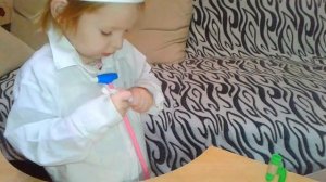 Доктор делает ОГРОМНЫЙ УКОЛ Играем в ДОКТОРА Видео для детей