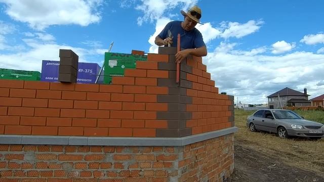 Ускоренный процесс кладки облицовочного кирпича.