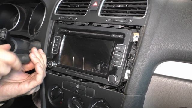 VW Golf 6 - Radio ausbauen (Tutorial) смотреть онлайн