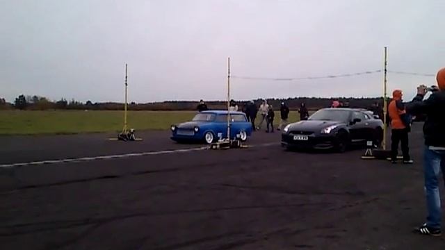 Trabant 1.8 16V Kr VS GTR R35 смотреть онлайн