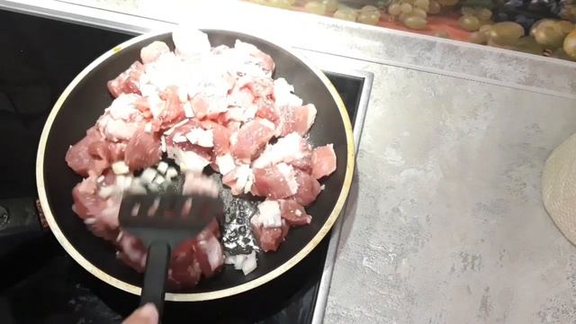 Гуляш из свинины с подливой. Просто и вкусно. смотреть онлайн