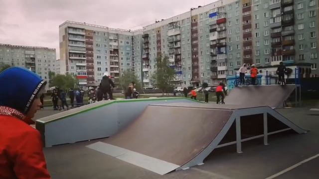 Приехали в скейт парк смотреть онлайн
