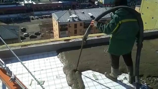 Работа растворонасоса Барнаул. Заливка крыш. Заливка стяжки Барнаул. смотреть онлайн