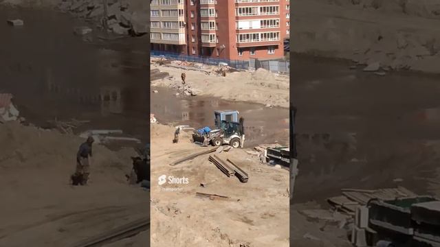 Погрузка газового баллона в Экскаватор погрузчик #Shorts #строитель #гастарбайтер #строители смотреть онлайн