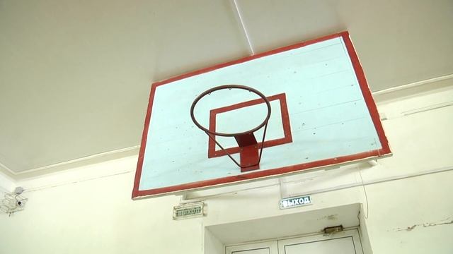 Подарок на два миллиона ко Дню знаний. В школе №1 Ревды отремонтируют спортзал смотреть онлайн