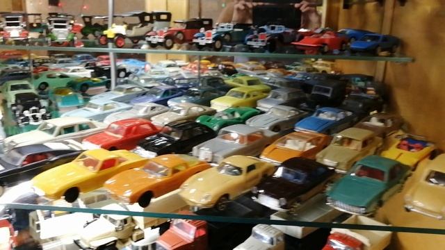 Коллекция моделей автомобилей в 1:43,1:24 масштабах и игрушек СССР смотреть онлайн