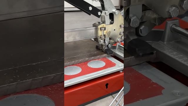 Отрезаю тонкую полоску 1200 мм на плиткорезе Kristal. смотреть онлайн