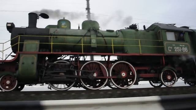 Паровоз Су251-86 на дамбе Кременчугского ВДХР смотреть онлайн