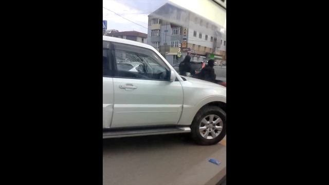 Люди в черном задержали пассажиров машины на перекрестке Победы-Чехова видео 3 смотреть онлайн