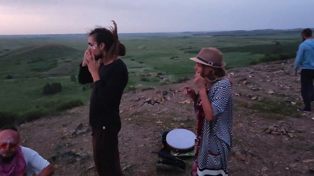 ШаМанящие в горах Аркаима. Ханг Скрипка Горловое пение Варган смотреть онлайн