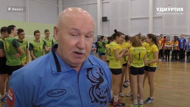 Полы с амортизацией и огромный зал: в Ижевске открыли спорткомплекс «Созвездие» смотреть онлайн