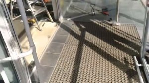 Ремонт петель маятникой входной двери из алюминиевого профиля и регулировка