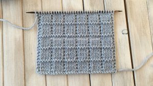 Простой и стильный узор спицами Квадратики
