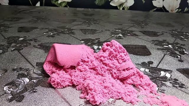 Разрезание и раздавливание кинетического песка. Залипательное видео. смотреть онлайн