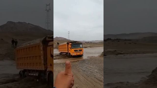 Shacman 8x4 12wheels tipper truck full loading to cross the river running смотреть онлайн
