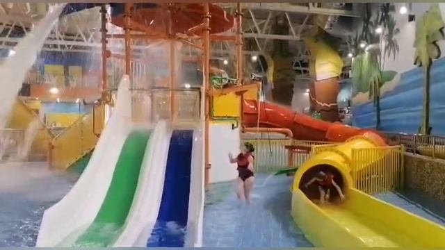 Веселое развлечение в аквапарке 
