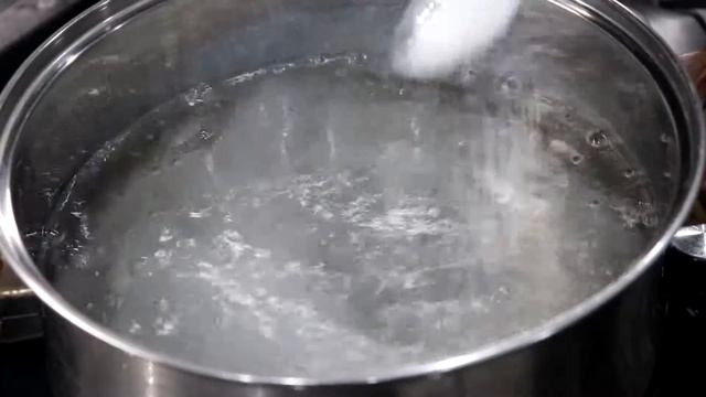 Как ПРАВИЛЬНО чистить и варить КАЛЬМАРЫ! Получаются очень нежные и вкусные. Быстро и просто! смотреть онлайн