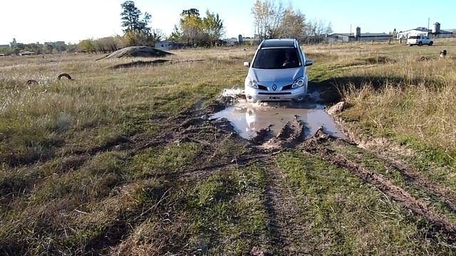 Koleos pasando un charquito en parque4x4 смотреть онлайн