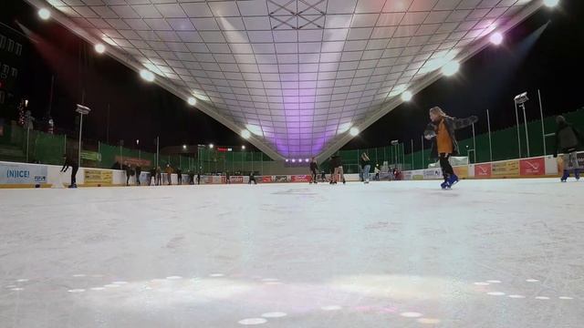 Рождественский ледяной каток в Германии смотреть онлайн