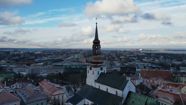 Birds Eye View of Tallinn Toompea hill and St. Mary's Cathedral - Drone view in Estonia 2022 Winter смотреть онлайн