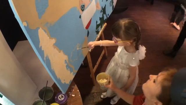 Новогодняя картина нарисована детьми на утреннике под руководством creative group Artlumen смотреть онлайн