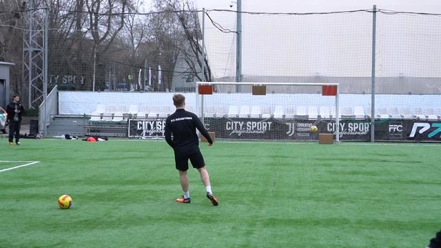 ВЫИГРАЙ 15.000₽ или ПРОИГРАЙ и СТРИП ТАНЕЦ в РОЗОВЫХ ЛОСИНАХ твой / KICKSTOWN FOOTBALL CHALLENGE смотреть онлайн