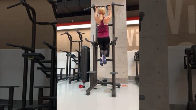 Подтягивания обратным с резиной смотреть онлайн