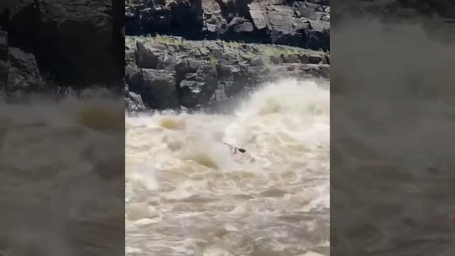 Going through it… This epic video shows just how much fun the Zambezi River can be Passing throug смотреть онлайн