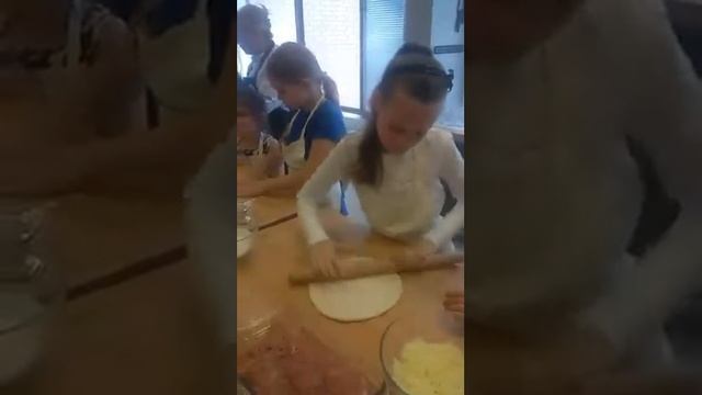 Катаю тесто на пиццу смотреть онлайн