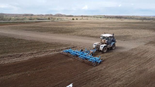 ТРИ трактора - как ТРИ этапа тракторостроения! Т-150к ; ХТЗ-17221 и К-735МСт на обработке почвы! смотреть онлайн