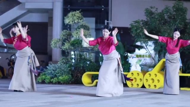 Four golden flowers at Jinwai Center, beautiful Tibetan dance "Gelsang La" смотреть онлайн