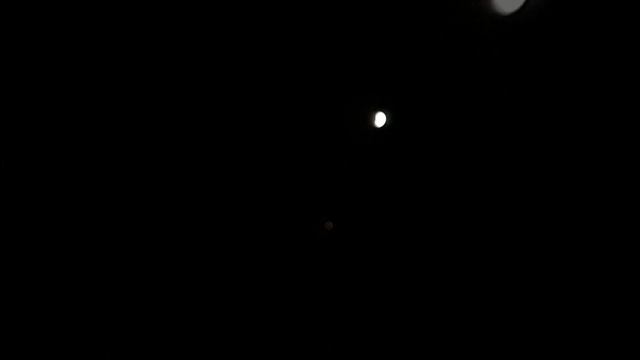 Смотрите внимательно. Противостояние марса и луны над г Алматы.Звезда рядом луны,это Марс. смотреть онлайн