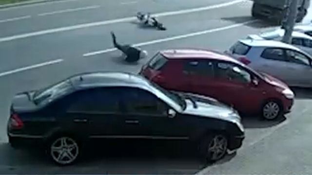 Мотоцикл вспыхнул после удара смотреть онлайн