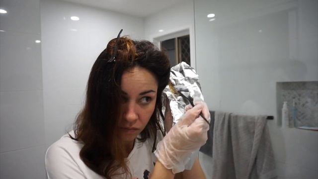 How to bleach hair at home (DIY highlights & balayage) смотреть онлайн