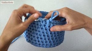 Корзина из трикотажной пряжи с крышкой. Красивый узор косые галочки. Обвязка деревянного донышка